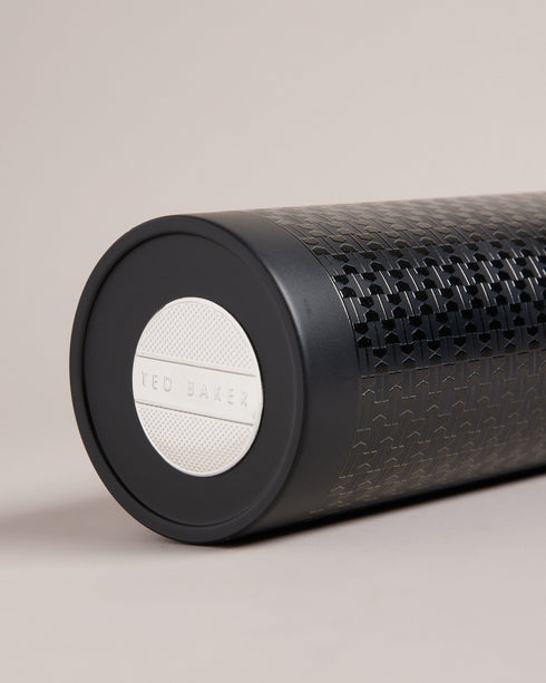JAMESA-Gifts-Stay hydrated, and look good doing it. JAMESA is crafted from 100% stainless steel and finished with a sleek geometric pattern that adds a subtle flair to your daily routine. Water bottle Stainless steel Geometric texture Twist off cap Comes in branded box- Ted Baker Romania